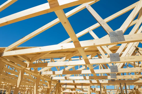 Struttura di tetto in legno con travi a vista