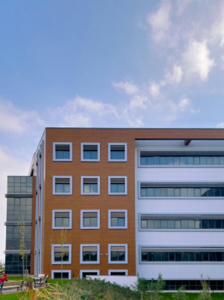 Facciata condominiale in ristrutturazione con ponteggi