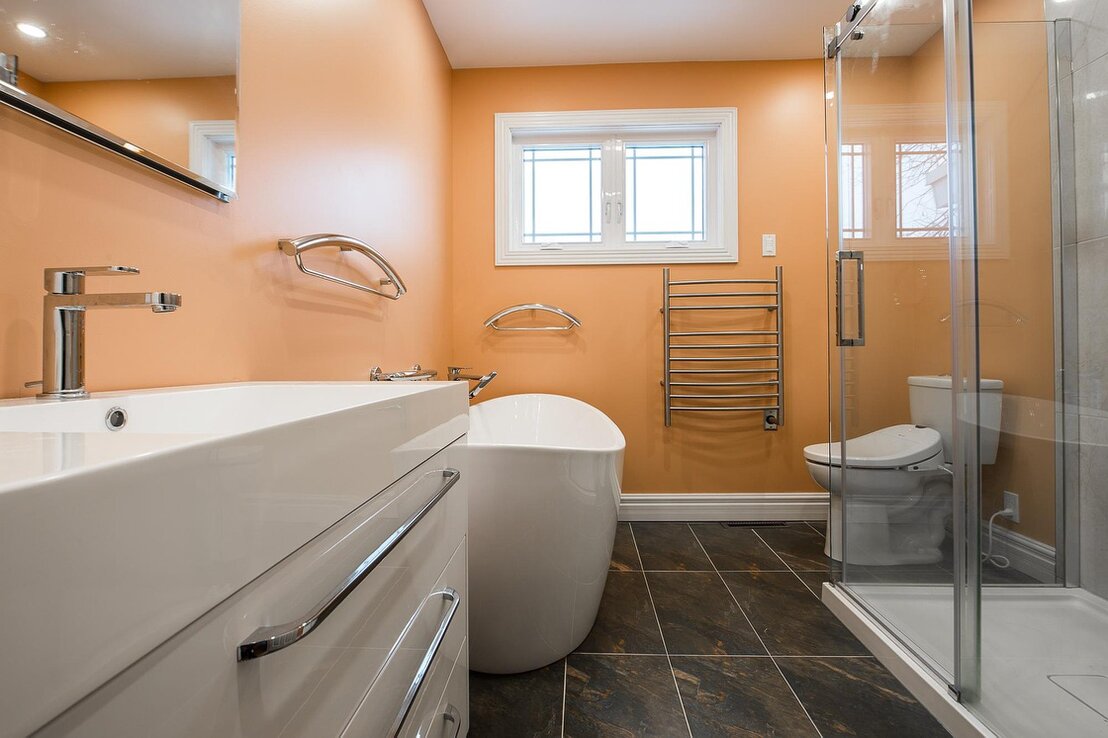 Bagno moderno ristrutturato con doccia a filo pavimento