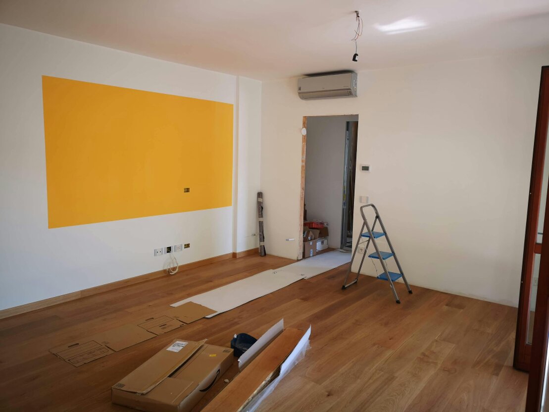 Ampliamento tradizionale di una casa con nuova zona giorno e terrazza
